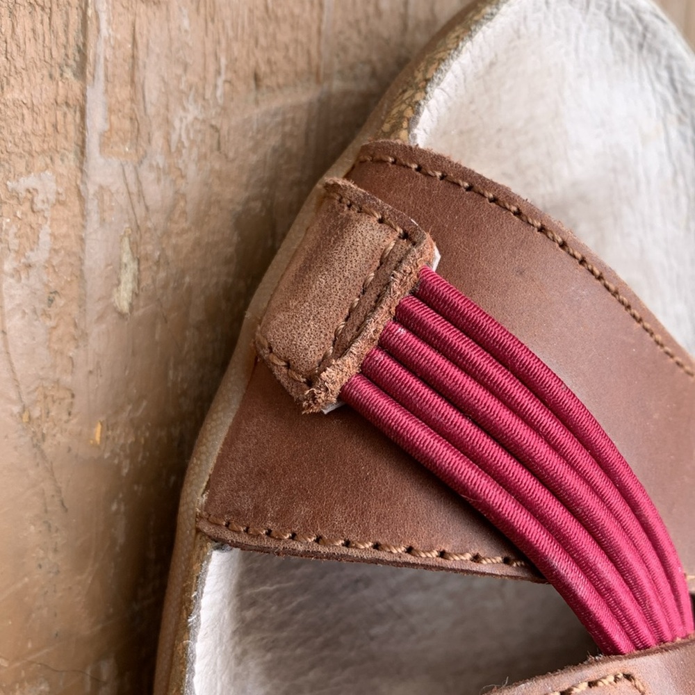 Keen leather sling back sandals with maroon detail. - Picture 7 of 10